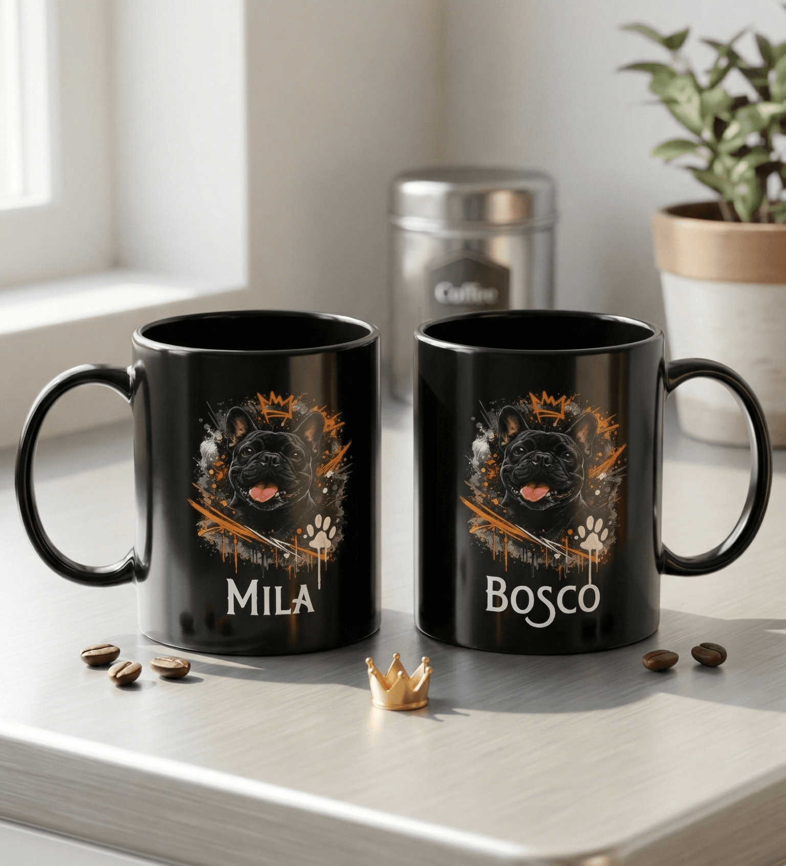 Zwei schwarze Kaffeetassen stehen auf einer hellen Oberfläche, dekoriert mit ein paar Kaffeebohnen und einer kleinen goldenen Krone. Beide Tassen zeigen das gleiche aufgedruckte Motiv einer Französischen Bulldogge; die linke Tasse ist mit dem Namen "MILA" personalisiert, die rechte mit dem Namen "BOSCO".