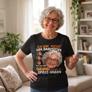 L&auml;chelnde Gro&szlig;mutter mit T-Shirt-Aufdruck: &bdquo;Ich bin nicht der Babysitter, ich bin der Grund warum sie Spass haben&ldquo;