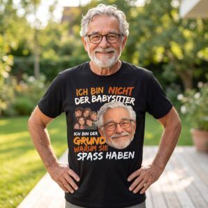 L&auml;chelnder Mann im T-Shirt mit Aufdruck: &bdquo;Ich bin nicht der Babysitter, ich bin der Grund warum sie Spa&szlig; haben&ldquo; mit Portr&auml;tfotos